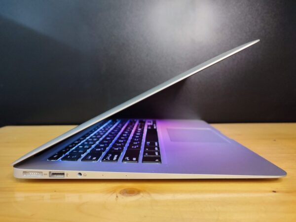 Apple MacBook Air A1466 - Image 7